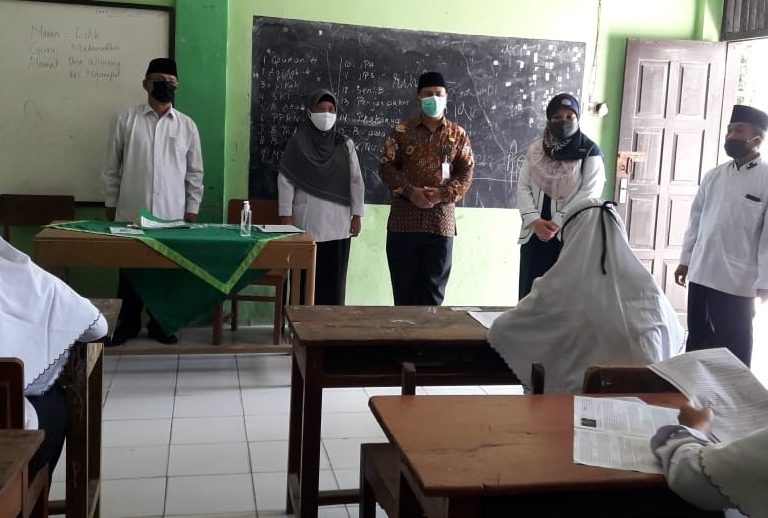 Kakan Kemenag Kendal Monitoring Pelaksanaan UM di MTs NU 08 Gemuh