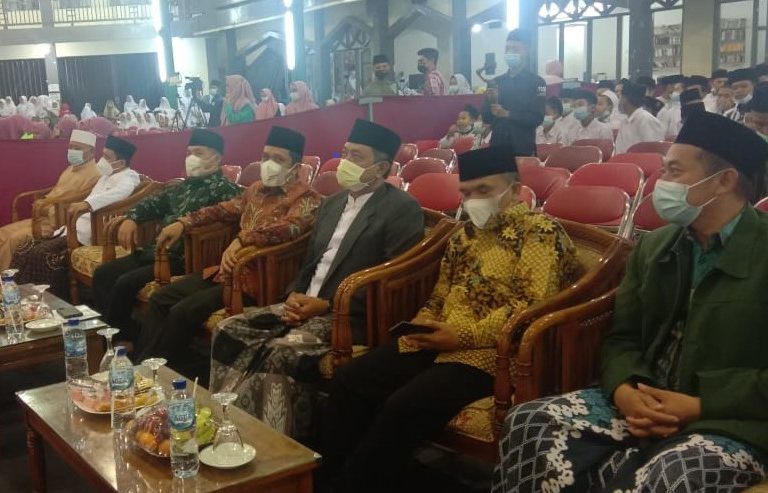 480 Santri Ponpes Al Mubaarok di Wisuda