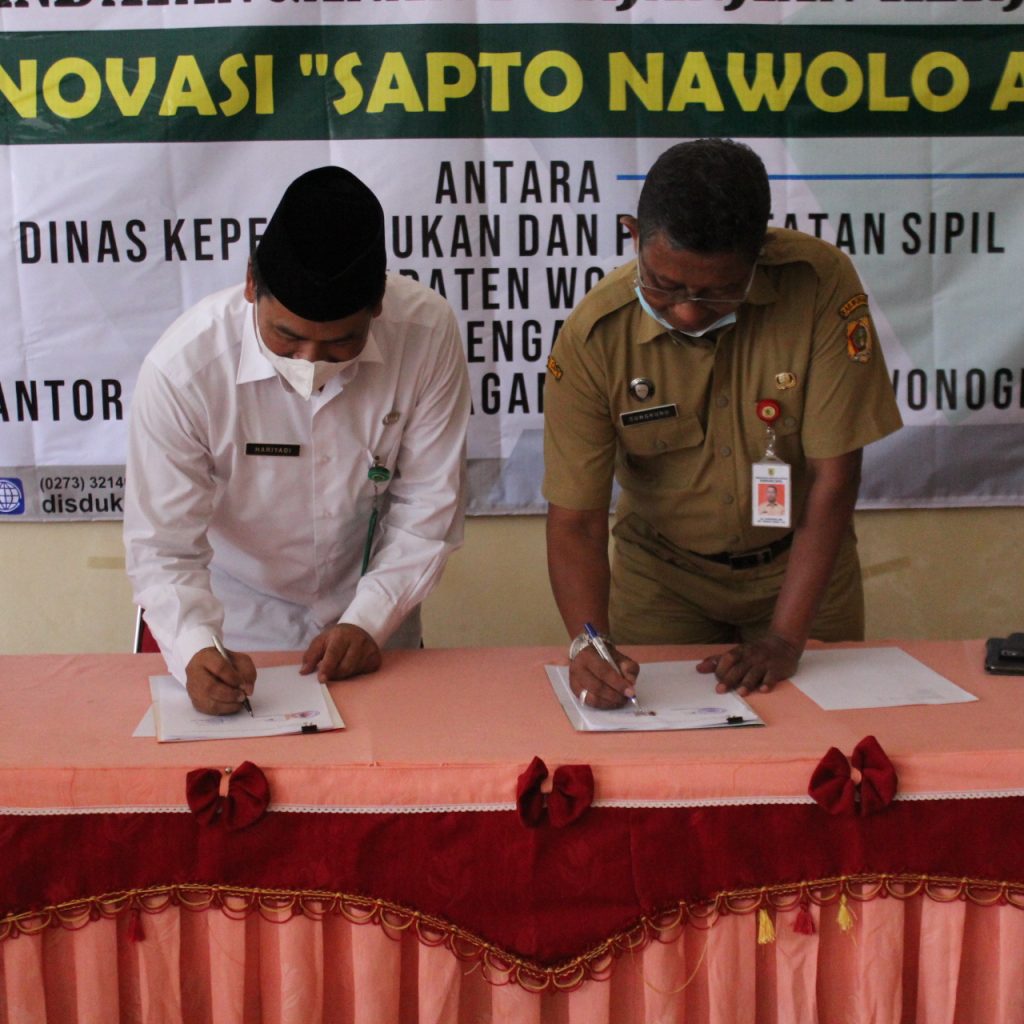 Plt. Kepala Kantor Kementerian Agama Kabupaten Wonogiri, H. Hariyadi di dampingi para Kasi di lingkungan Kankemenag Wonogiri menandatangani perjanjian kerjasama “Sapto Nawolo Aji”