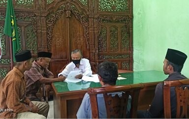 Kepala KUA Karangkobar Pimpin Ikrar Wakaf untuk Gedung Serbaguna Desa Sampang