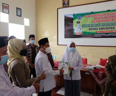 Kakankemenag Brebes Menyerahan Beasiswa Bagi 350 Santri