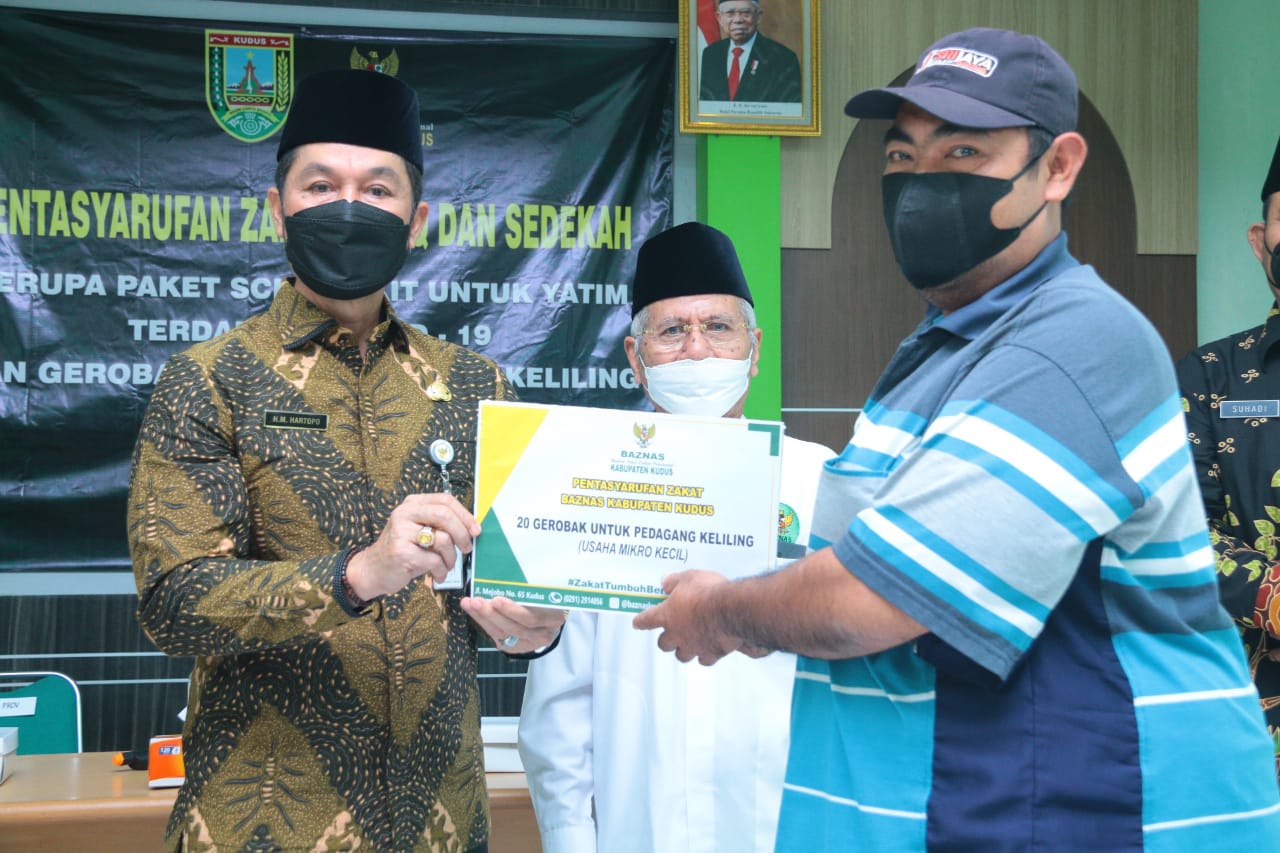 Bupati Kudus Serahkan Pentasyarufan Simbolis dari Baznas Kudus
