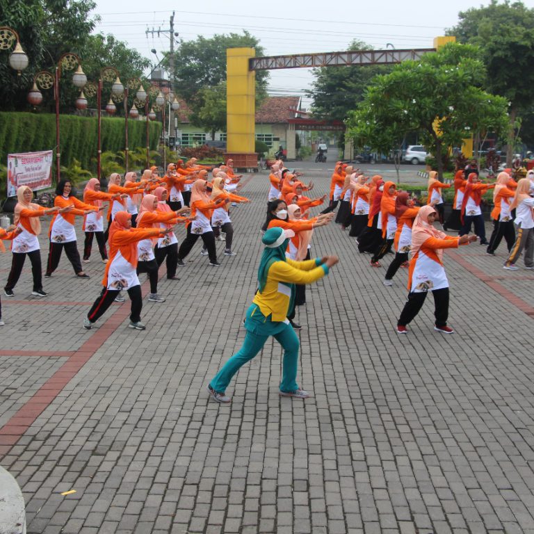 Songsong HAB ke 76, DWP Kemenag Klaten Gelar Senam dan Galang Dana Peduli Semeru