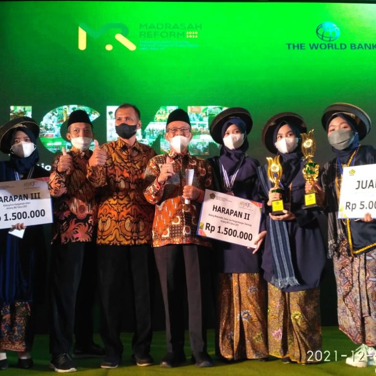 Teliti Jerami dan Sekam Padi MAN1 Kudus Juara  1DiAjng MYTES 2021