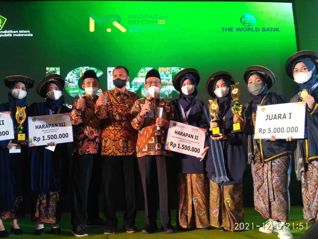 Teliti Jerami dan Sekam Padi MAN1 Kudus Juara  1DiAjng MYTES 2021