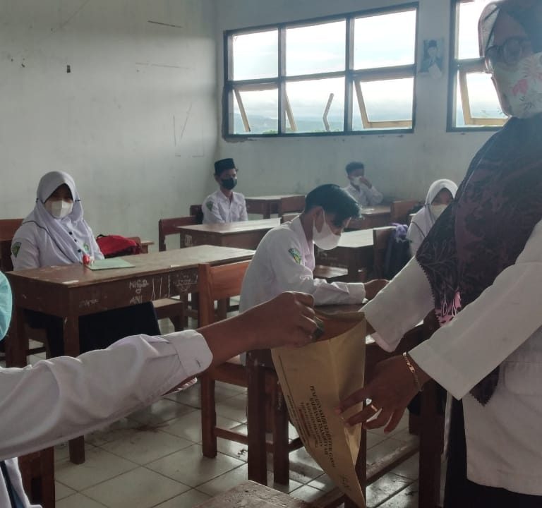 MTs Negeri 2 Pekalongan Peduli Semeru