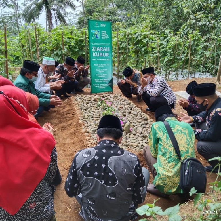 Peringati HAB ke 76, Kankemenag Kab. Wonosobo Ziarah Makam Pendahulu