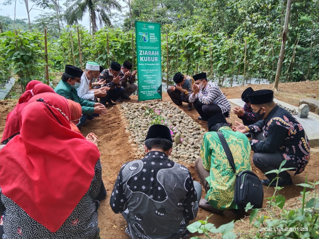 Peringati HAB ke 76, Kankemenag Kab. Wonosobo Ziarah Makam Pendahulu