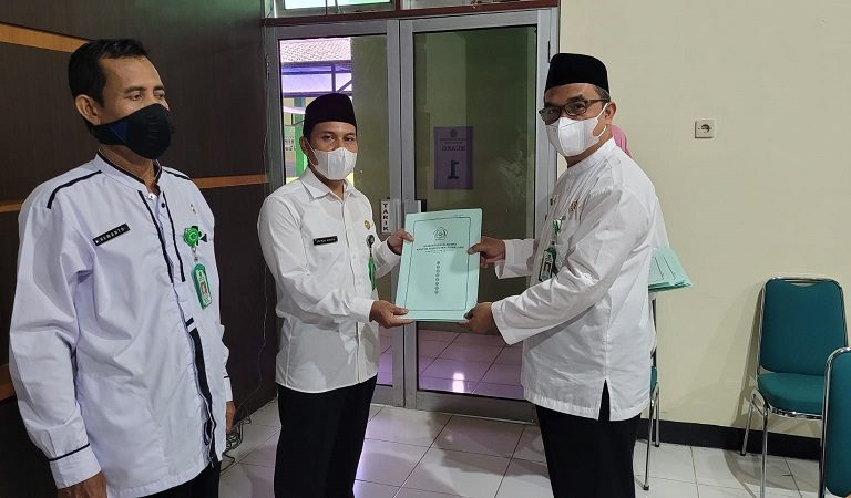 Fahrur Rozi Serahkan Salinan DIPA ke Pejabat Pengawas
