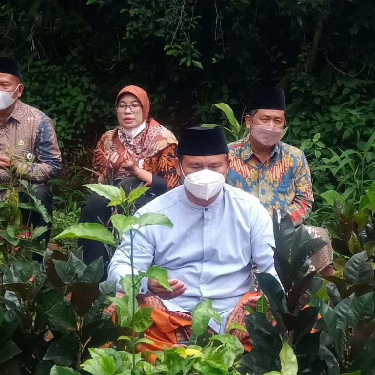 Jelang HAB 76,  Kemenag Ziarahi Makam Tokoh Kendal