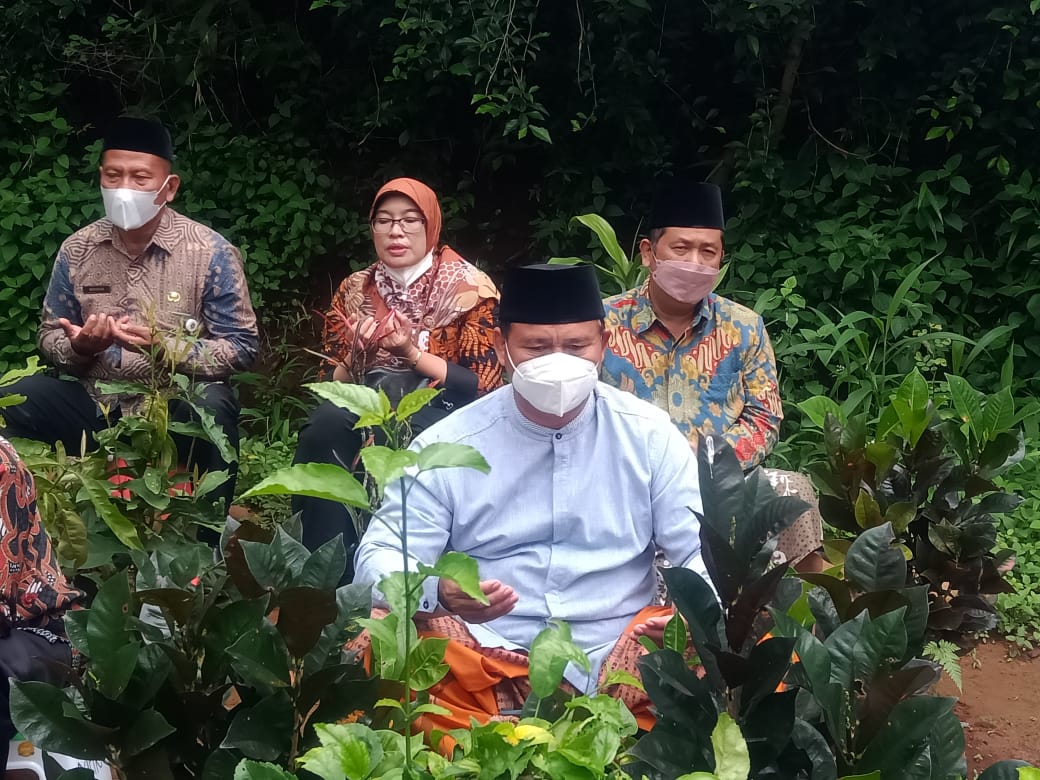 Jelang HAB 76,  Kemenag Ziarahi Makam Tokoh Kendal