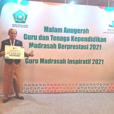 Tema Moderasi Beragama Antarkan Fahimi Juara I Kepala MI Berprestasi