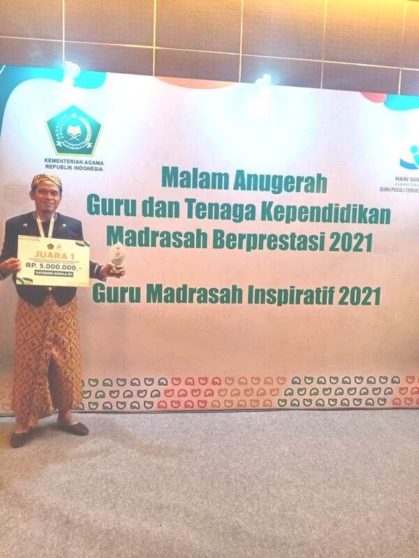 Tema Moderasi Beragama Antarkan Fahimi Juara I Kepala MI Berprestasi