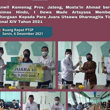 Kakanwil Memberikan Penghargaan Kepada Kontingen  Utsawa Dharmagita Tk Nasional XIV