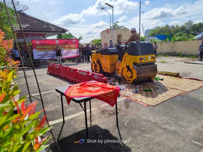 Kapokjaluh Saksikan Pemusnahan Ribuan Botol Miras