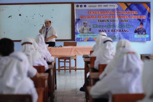 Peserta Didik MAN 2 Rembang Didorong Cakap Berbahasa Inggris