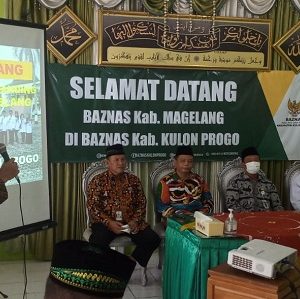 Petugas dari Baznas Kulonprogro menjelaskan pengelolaan UPZ yang maksimal