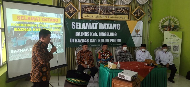 Petugas dari Baznas Kulonprogro menjelaskan pengelolaan UPZ yang maksimal
