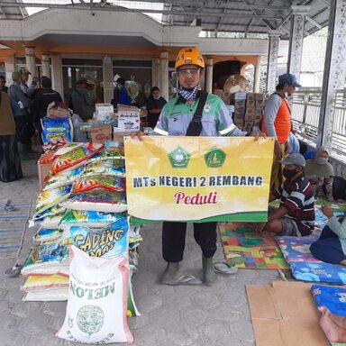 MTsN 2 Rembang Bantu Logistik Korban Semeru