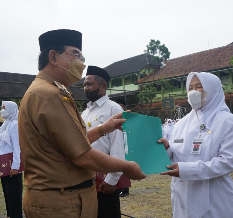 Wiwik JS Terima Penghargaan Atas Kreatifitasnya Mencipta Lagu