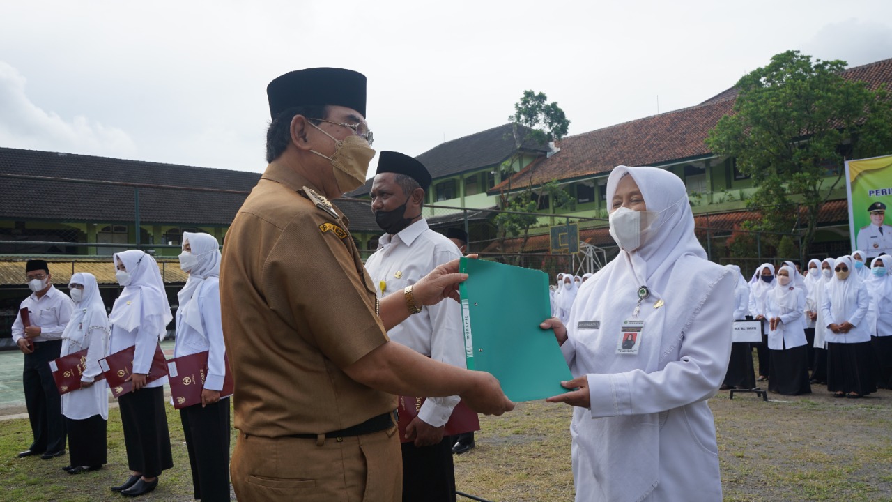 Wiwik JS Terima Penghargaan Atas Kreatifitasnya Mencipta Lagu