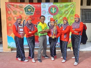 Kompak…! Tim Senam Mandubes Juara Lomba Senam PGRI