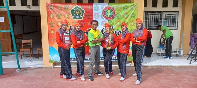 Kompak…! Tim Senam Mandubes Juara Lomba Senam PGRI