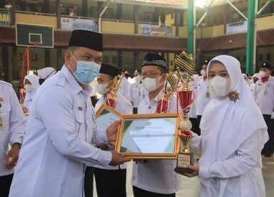 MIMAU Terima Penghargaan Sebagai Madrasah Berprestasi