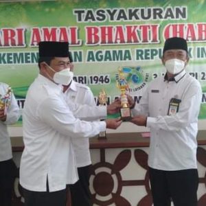 Plt. Ka. Kankemenag Wonogiri, H. Hariyadi menyerahkan tropy lomba dalam rangka HAB kemenag yang di selenggarakan PGRI Cabsus Kemenag Wonogiri