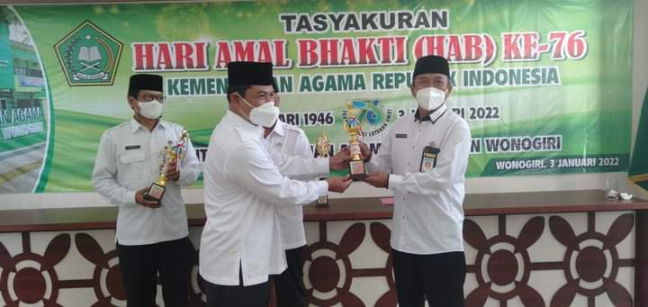 Plt. Ka. Kankemenag Wonogiri, H. Hariyadi menyerahkan tropy lomba dalam rangka HAB kemenag yang di selenggarakan PGRI Cabsus Kemenag Wonogiri