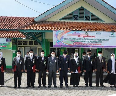 100 Pegawai Terima Satya Lencana