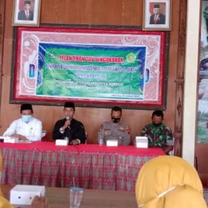 Penyuluh Agama Islam Fungsional Kantor Urusan Agama Kecamatan Jatisrono, H. Asfari memberikan pembinaan kepada pengurus Badko LPQ di daerahnya