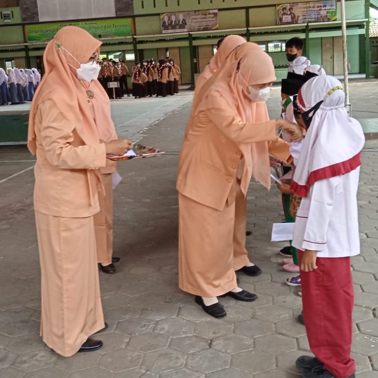 Pemberian Santunan Pendidikan Warnai HAB ke 76 di Kemenag Kudus