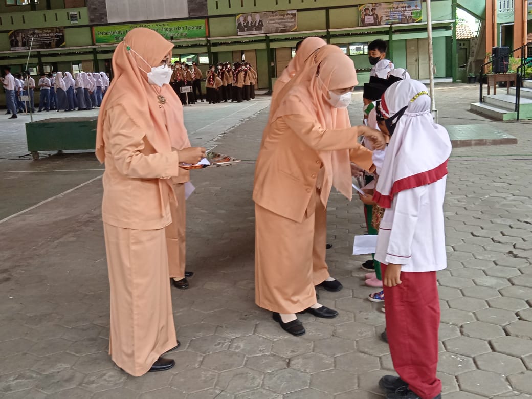 Pemberian Santunan Pendidikan Warnai HAB ke 76 di Kemenag Kudus