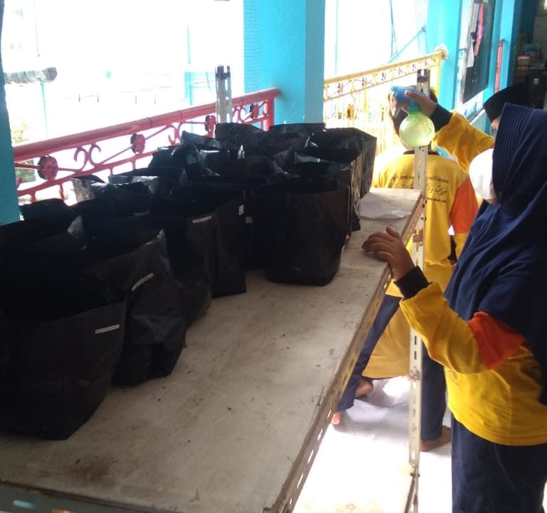 Kegiatan Literasi dan Berkebun Bersama