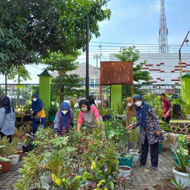 Kerja bakti gantikan olah raga untuk menambah kebugaran tubuh