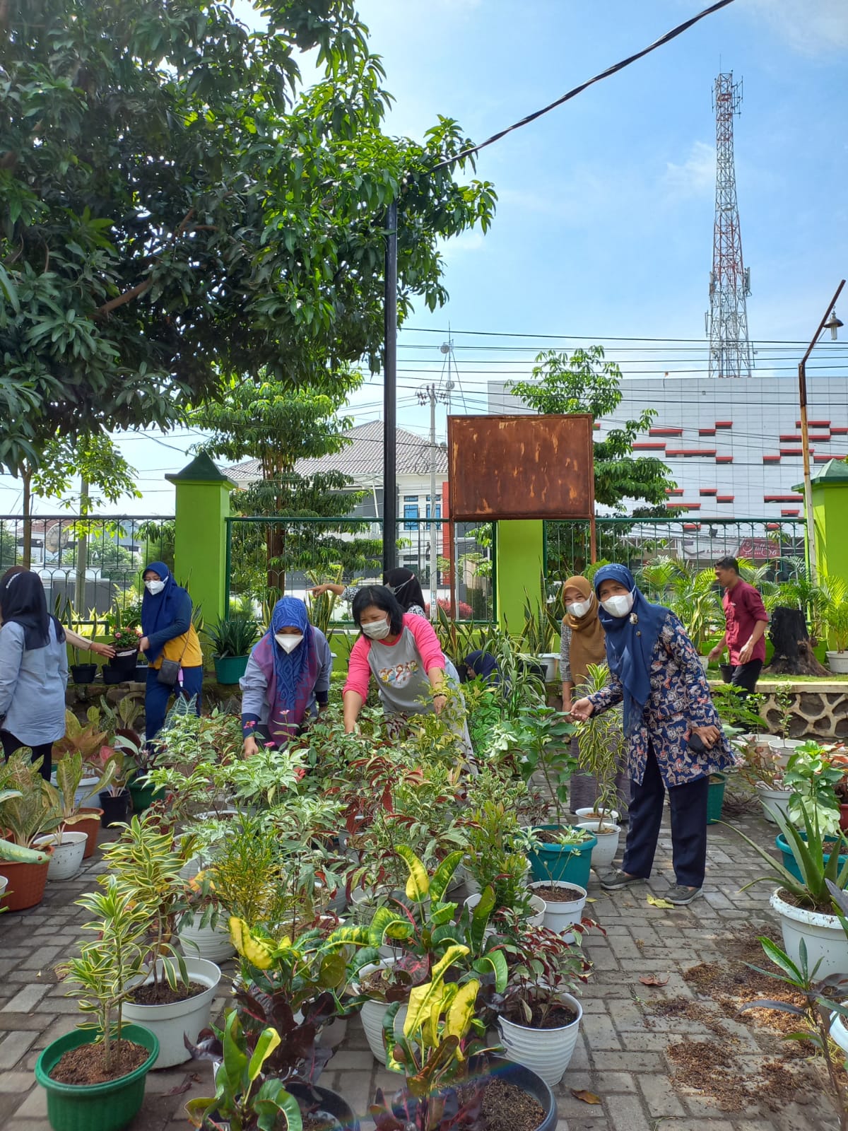 Kerja bakti gantikan olah raga untuk menambah kebugaran tubuh