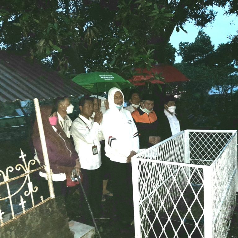 Jajaran Pimpinan Kankemenag Kab. Pekalongan Ziarah Tabur Bunga ke Makam KH. Abu Dardiri