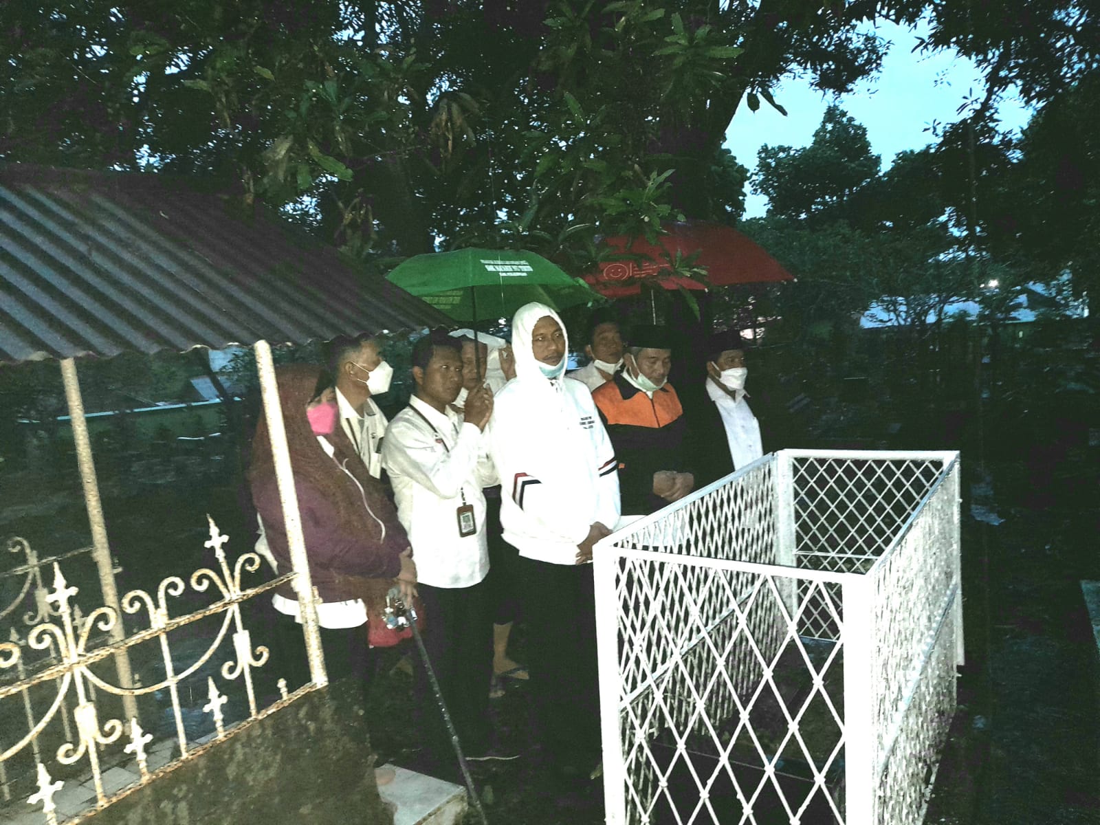 Jajaran Pimpinan Kankemenag Kab. Pekalongan Ziarah Tabur Bunga ke Makam KH. Abu Dardiri