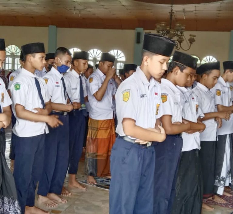 Bina Karakter Siswa MTs N 1 Pekalongan Melalui Shalat Dzuhur Berjamaah