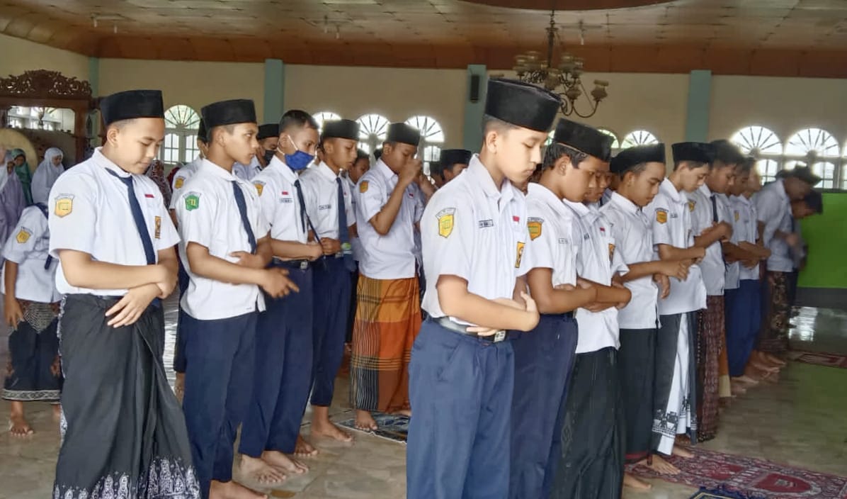 Bina Karakter Siswa MTs N 1 Pekalongan Melalui Shalat Dzuhur Berjamaah