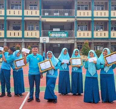 Pemberian Penghargaan Lomba 5 K Dalam Rangka HAB Ke-76