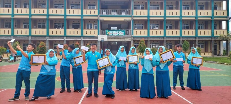 Pemberian Penghargaan Lomba 5 K Dalam Rangka HAB Ke-76