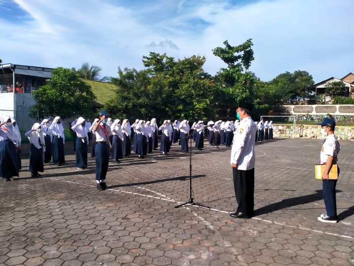 MTsN 4 Wonogiri mengadakan upacara di halaman madrasah setempat