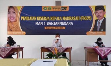 Kepala MAN 1 Banjarnegara Presentasikan Hasil Kinerja dalam PKKM