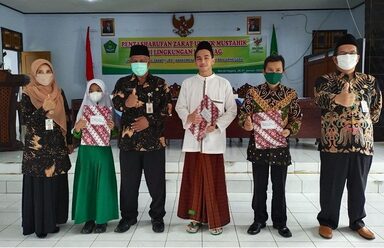 UPZ Kemenag Banjarnegara Tasharufkan Zakat Beasiswa Kepada Santri Tahfidz dan Siswa MIN