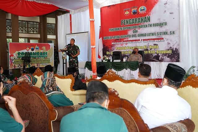 Pangdam IV/Diponegoro Mayjen TNI Rudianto memberikan pengarahan kepada santri Ponpes Al Huda
