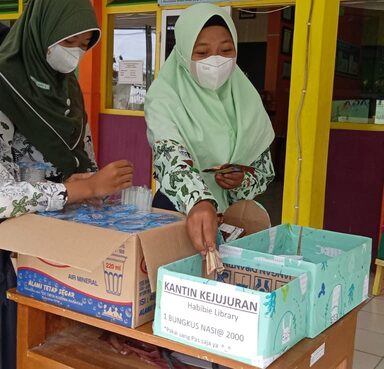 Melatih Kejujuran Siswa, MTs Negeri 3 Kebumen Buka “Kantin Kejujuran”