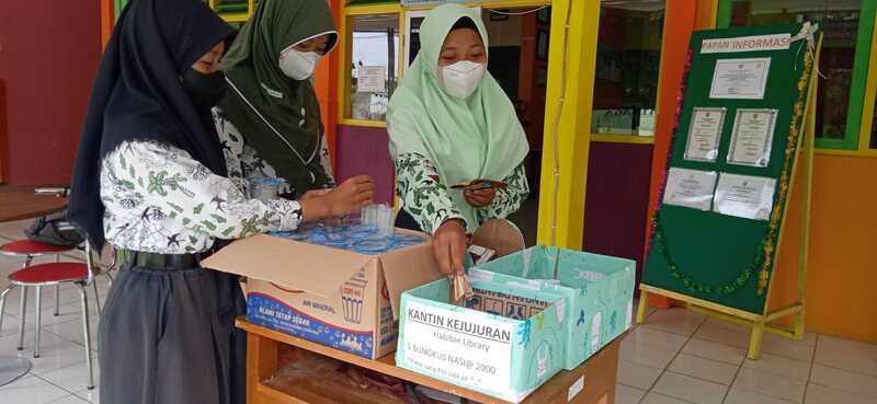 Melatih Kejujuran Siswa, MTs Negeri 3 Kebumen Buka “Kantin Kejujuran”