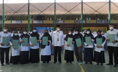 MAN 2 Banjarnegara Bagikan Bonus Guru Penyumbang Prestasi